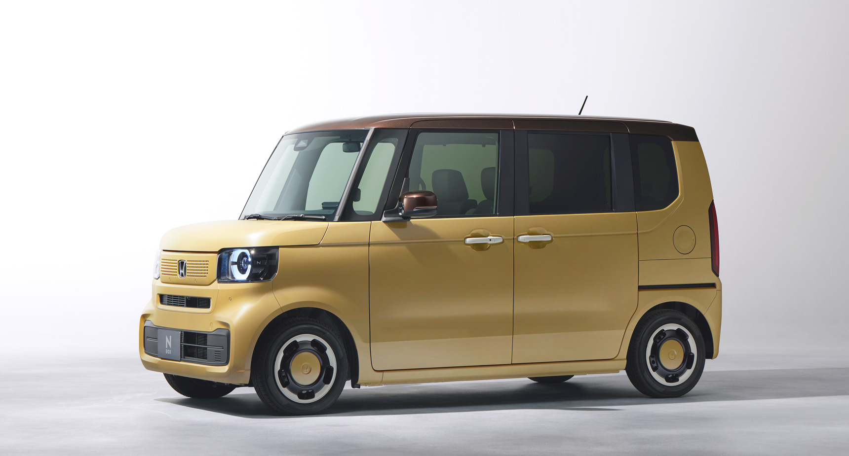 Photo : N-BOX(FF) ファッションスタイル ボディーカラーはオータムイエロー・パール&ブラウン メーカーオプション、ディーラーオプション装着車