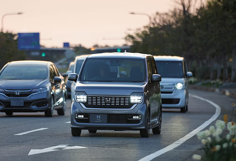 高速道路の渋滞中も、運転がラクになる。