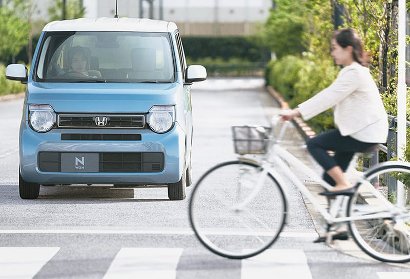 横断中の自転車にも目が届く。